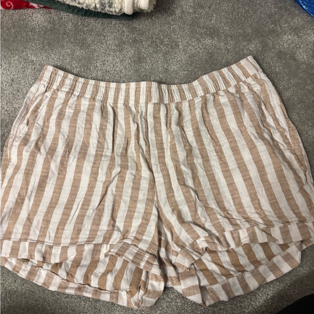 Stripped linen shorts